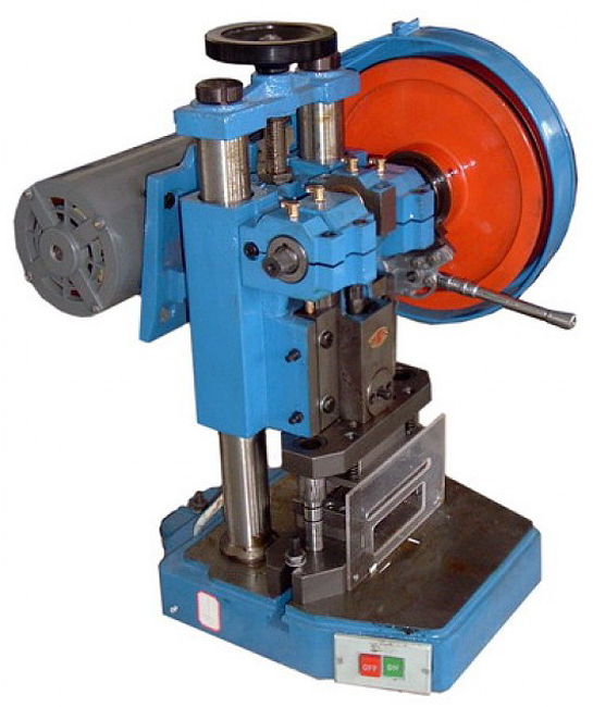 Вырубщик пластиковых карт  Vektor BW200A